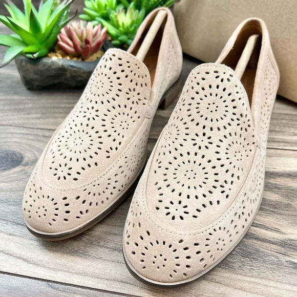 NIB Clarks Trish Calla Sand Suede Smoking Loafer Flats Perforated 8M 39 - Picture 3 of 12